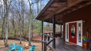 A wooden deck with outdoor seating and a fire pit, surrounded by trees. - WOW‼️CREEKSIDE 3KINGS-Sleeps 10 🐩🐕Dogs🫶 Near DTown,Orchard,Rivers,Vineyard,Hiking (Blue Ridge)