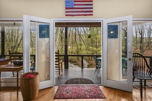 Interior - CREEKSIDE‼️Near Orchard, Rivers, Vineyard, Hiking, Town 3KINGS-SleepsTEN Small🐕‍🦺 (Blue Ridge)