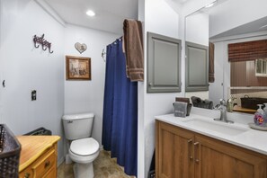 Combined shower/bathtub, jetted bath, eco-friendly toiletries