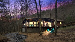 A cabin with a deck, a fire pit, and outdoor seating. - WOW‼️CREEKSIDE 3KINGS-Sleeps 10 🐩🐕Dogs🫶 Near DTown,Orchard,Rivers,Vineyard,Hiking (Blue Ridge)