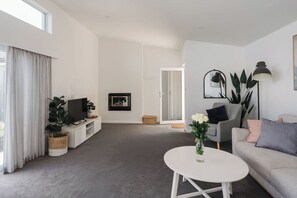 Televisión y oficina 