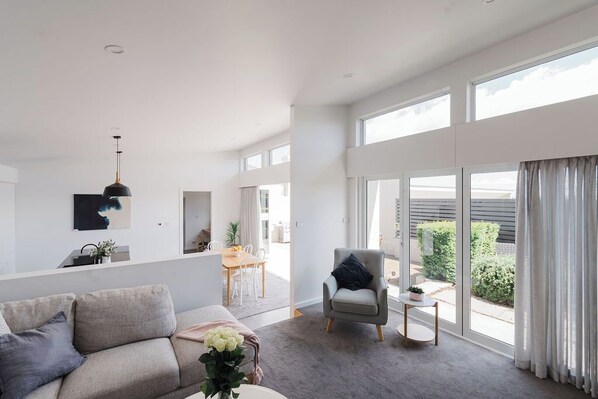 Televisión y oficina 