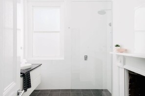 Badewanne, Haartrockner, Handtücher, Seife