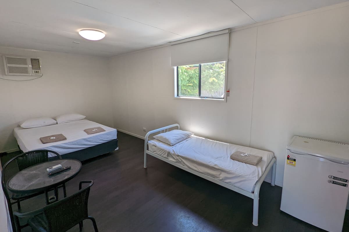 Habitación básica con 2 camas individuales, 1 habitación | Escritorio, tabla de planchar con plancha, wifi gratis y ropa de cama
