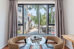 Phòng đôi Deluxe | Bàn, màn/rèm cản sáng, truy cập Internet không dây miễn phí 