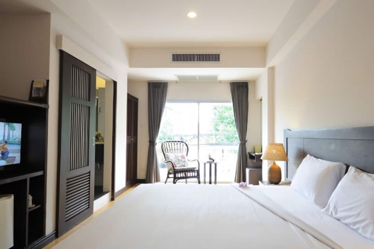 Minibar, desk, blackout curtains, free WiFi