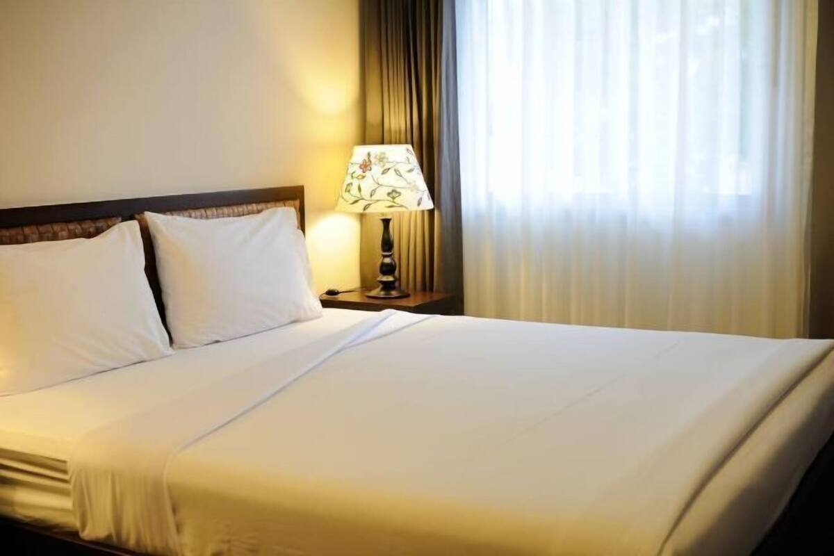 Een minibar, een bureau, verduisterende gordijnen, gratis wifi