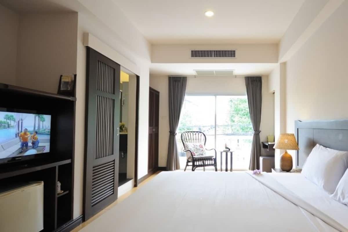 Superior Double Room with Balcony | Een minibar, een bureau, verduisterende gordijnen, gratis wifi