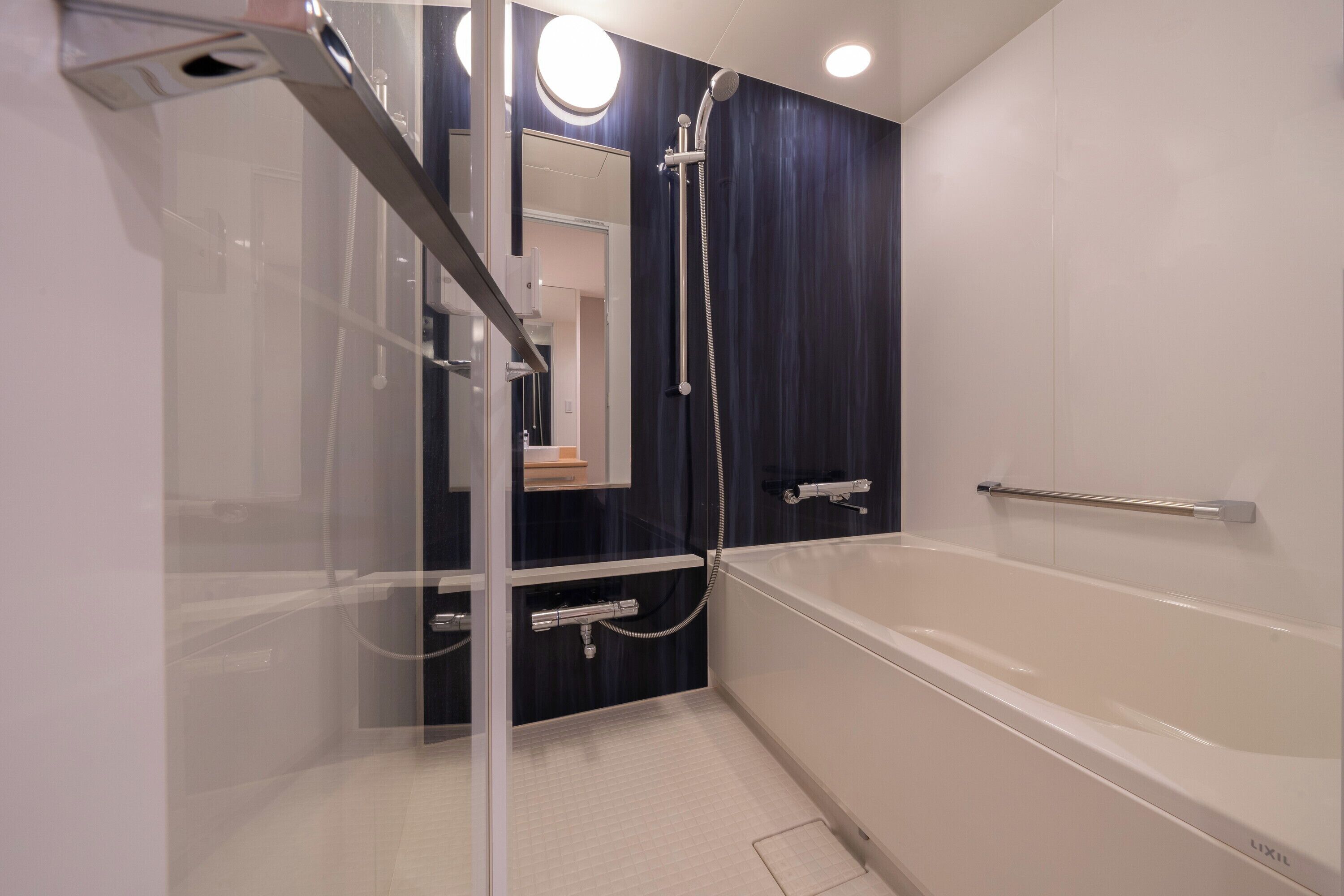 superior double room | bathroom | combined shower/bathtub, free toiletries, hair dryer, slippers
