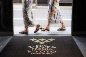 A hotel entrance with a doormat that reads "HOTEL VISTA PREMIO KYOTO Nagomitei." - Hotel Vista Premio Kyoto Nagomitei (Kyoto)