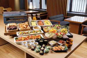 Petit déjeuner buffet (2420 JPY par personne)