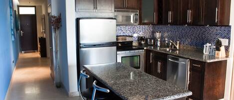 Réfrigérateur, micro-ondes, plaque de cuisson, lave-vaisselle