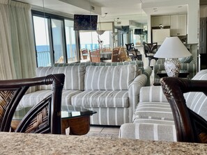 Smart-tv, een dvd-speler, tafelvoetbal en een tafeltennistafel