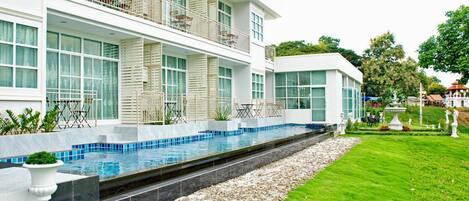 Piscina a l'aire lliure (horari: 07:00-21:00) i gandules