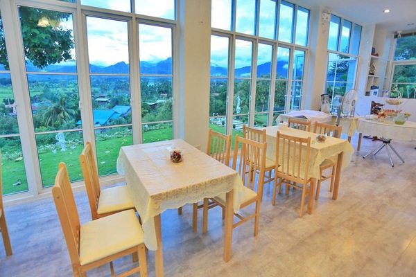 Desayuno buffet (THB 100 por persona)