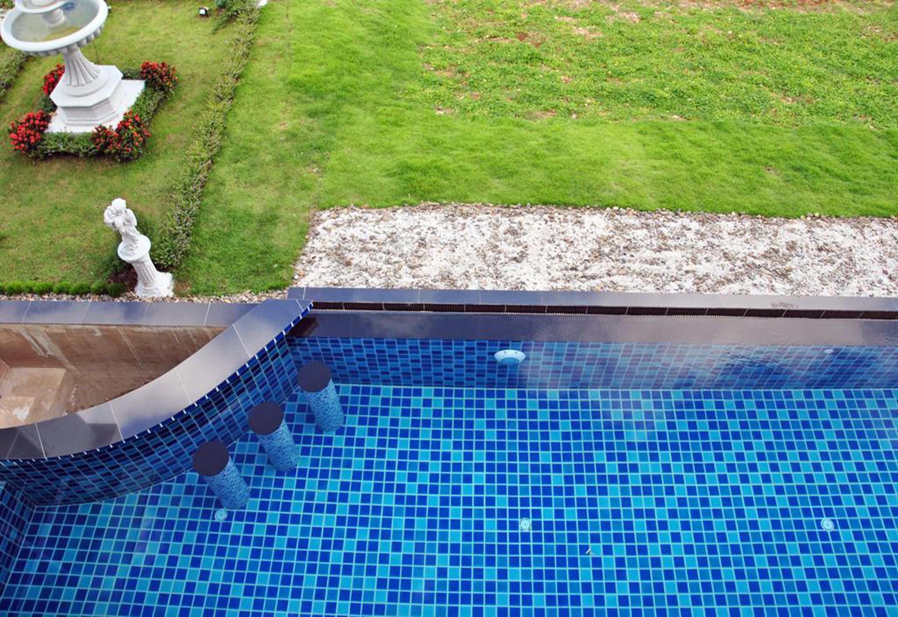 outdoor pool, open 7 am to 9 pm, pool loungers