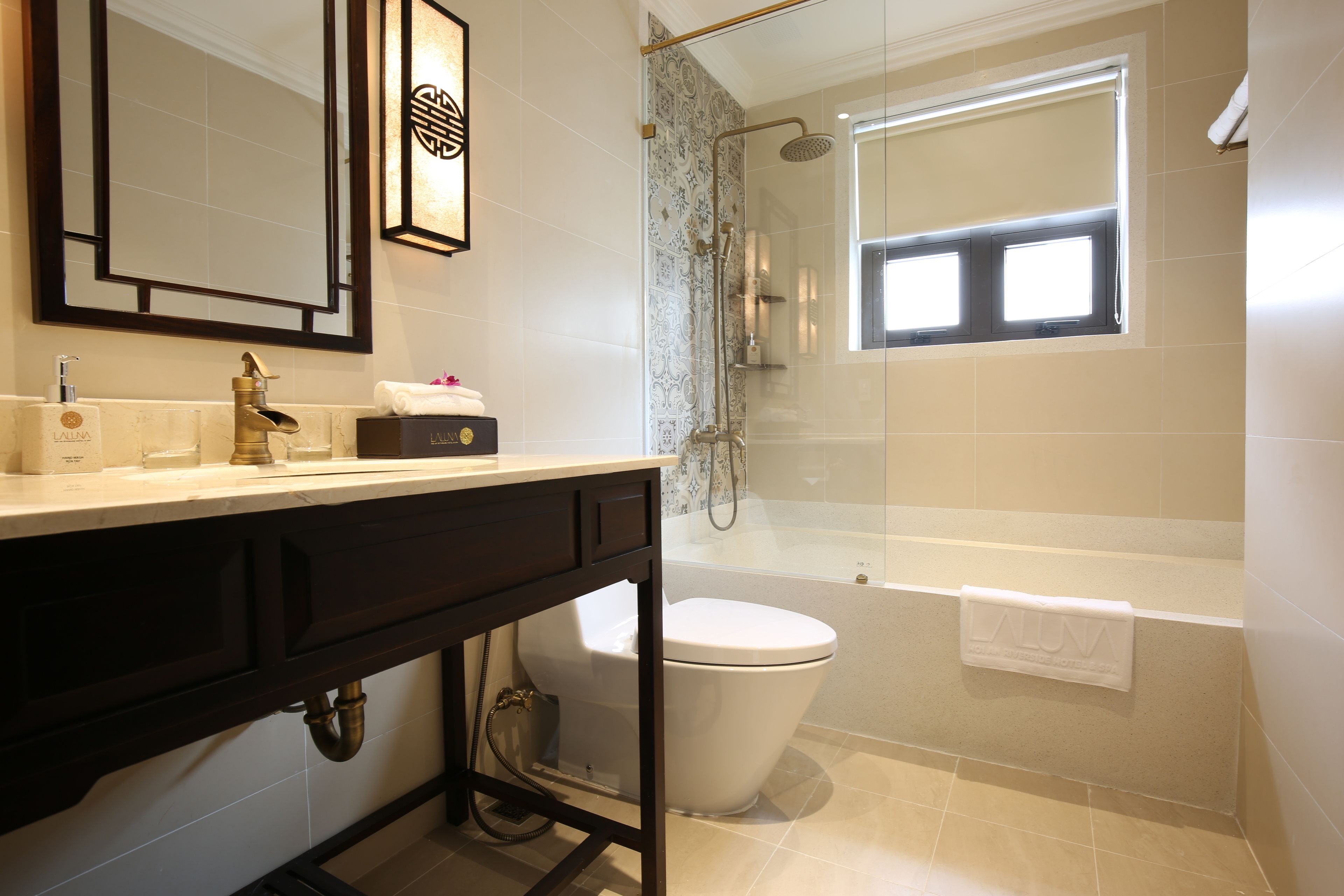 A bathroom with a toilet, sink, and bathtub.