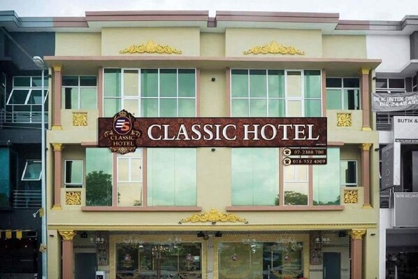 Un hôtel classique, reconnaissable à son enseigne imposante, à ses grandes fenêtres et à son architecture de style traditionnel.