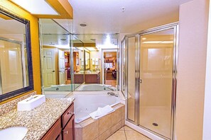 Ein modernes Badezimmer mit großem Spiegel, einer Badewanne und einer begehbaren Dusche.