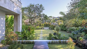 Villa, 7 Bedrooms | Garden view