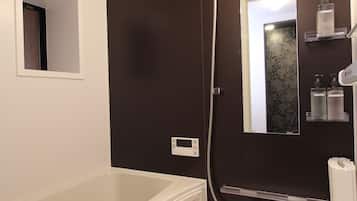 Bañera y ducha independientes, secador de pelo, pantuflas, bidet