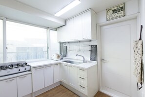 패밀리 하우스 | 전용 주방 | 냉장고, 전자레인지, 쿡탑, 조리 도구/접시/주방 기구