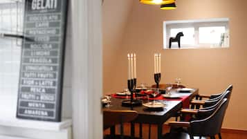 Family House | In-room dining