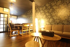 ทราดิชันนัลทาวน์โฮม | บริเวณนั่งเล่น | ทีวีจอแบน