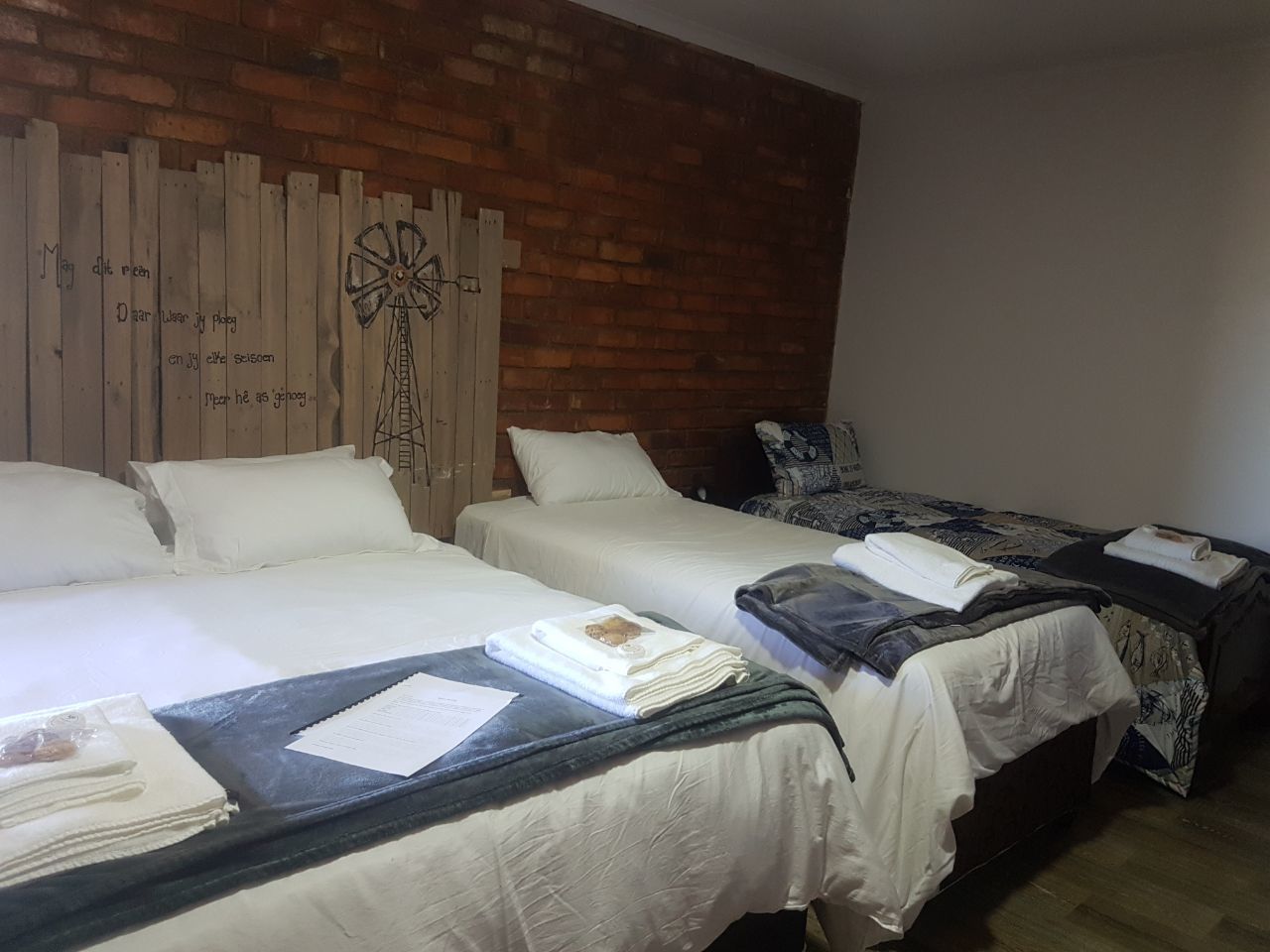 Quarto família | Roupas de cama premium, escrivaninha, ferros/tábuas de passar roupa