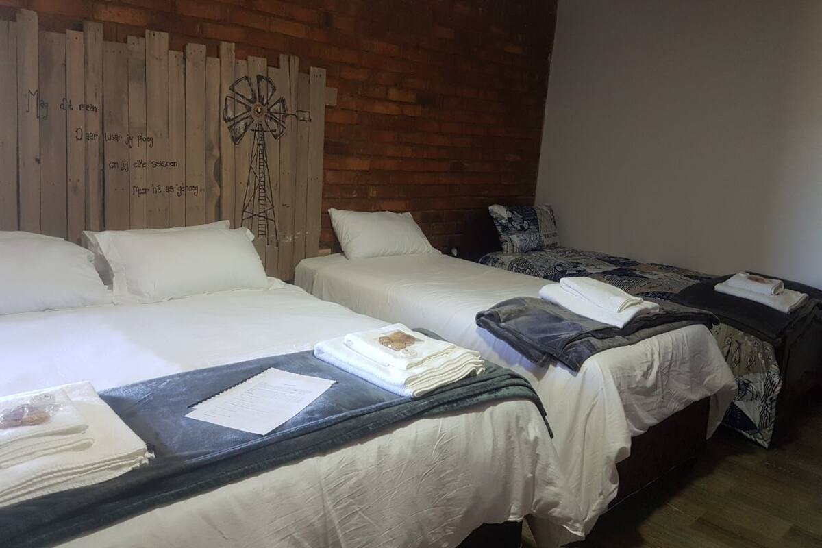 Quarto família | Roupas de cama premium, escrivaninha, ferros/tábuas de passar roupa