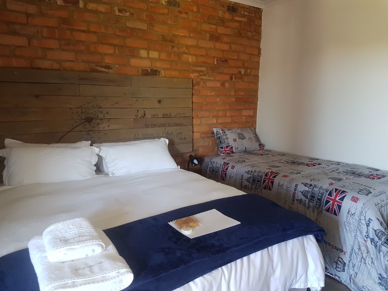 Quarto triplo | Roupas de cama premium, escrivaninha, ferros/tábuas de passar roupa