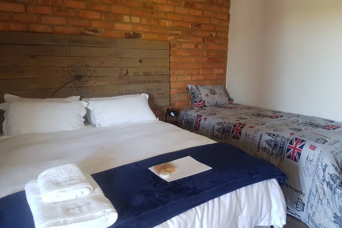 Quarto triplo | Roupas de cama premium, escrivaninha, ferros/tábuas de passar roupa