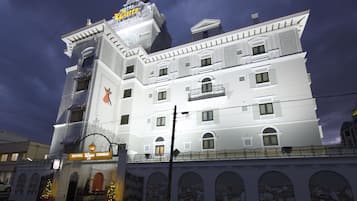 Voorkant accommodatie - avond/nacht