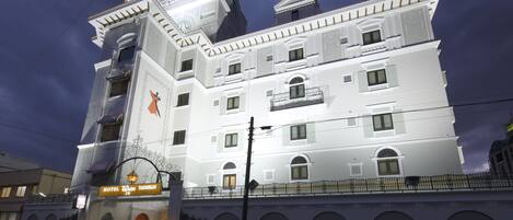 Bagian depan properti - sore/malam