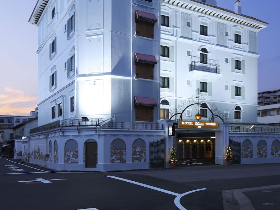 Voorkant accommodatie - avond/nacht