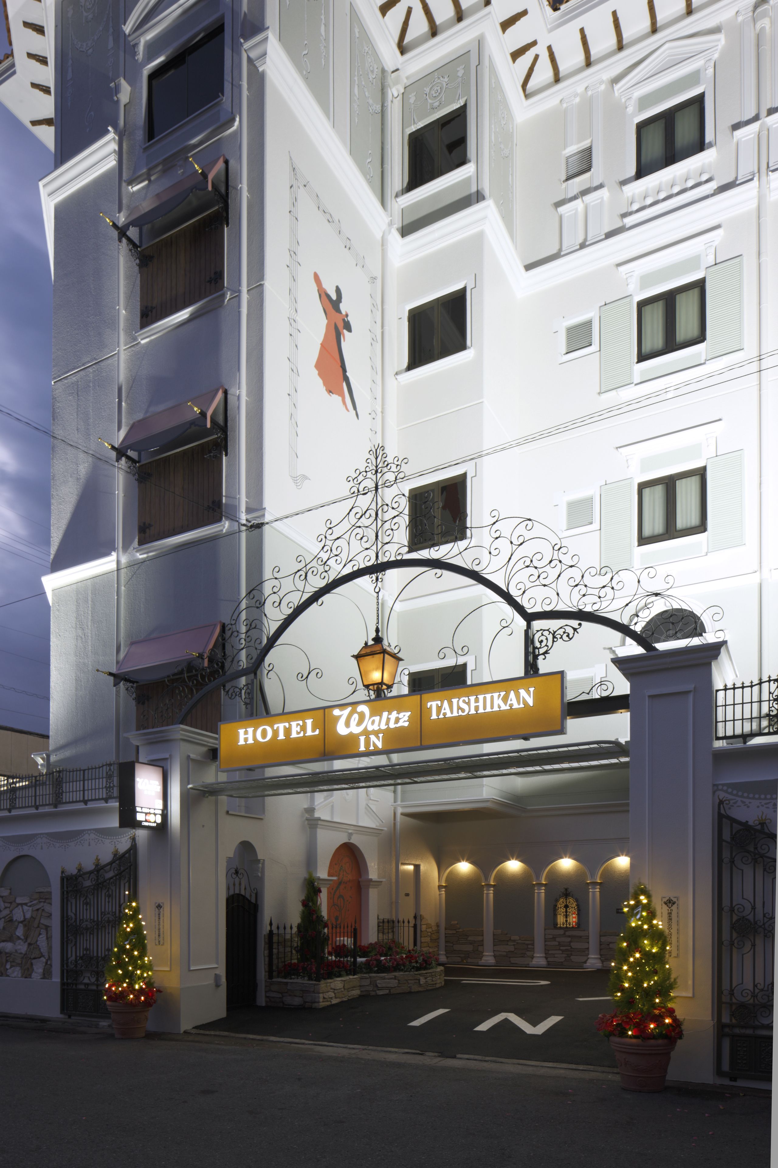 Ein Hotel Eingang mit einem Schild, auf dem 'HOTEL WATZ TAISHIKAN' steht.