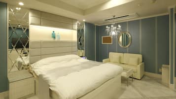 Standard Double Room | Minibar, individually decorated, individually furnished, desk