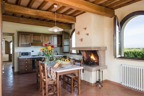 Super panoramic, private pool, fast Wifi, Air cond, close to town - NO BILLS