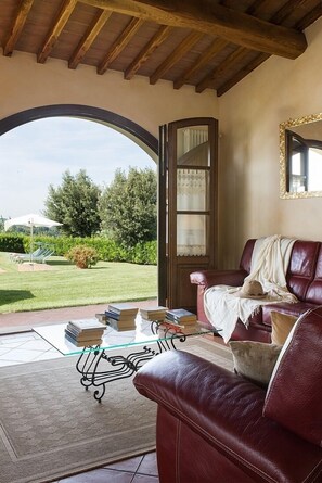 Una televisión, una chimenea, un reproductor de DVD, libros