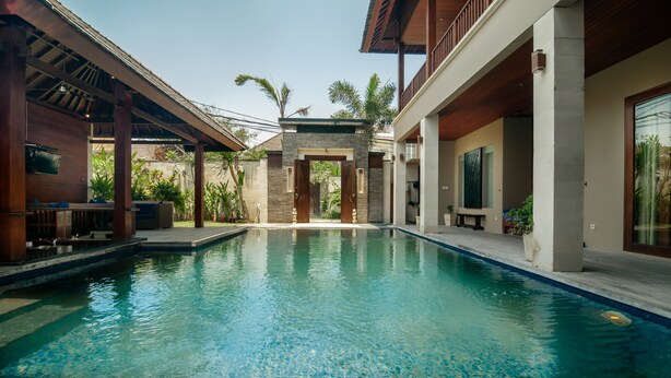 Outdoor pool, pool loungers - Villa Mewah (Seminyak)