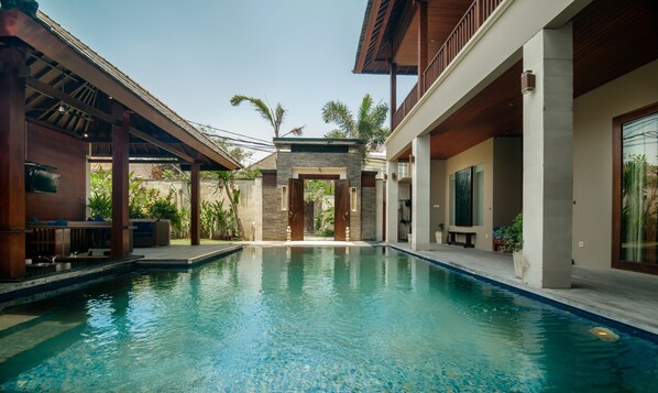Outdoor pool, pool loungers - Villa Mewah (Seminyak)
