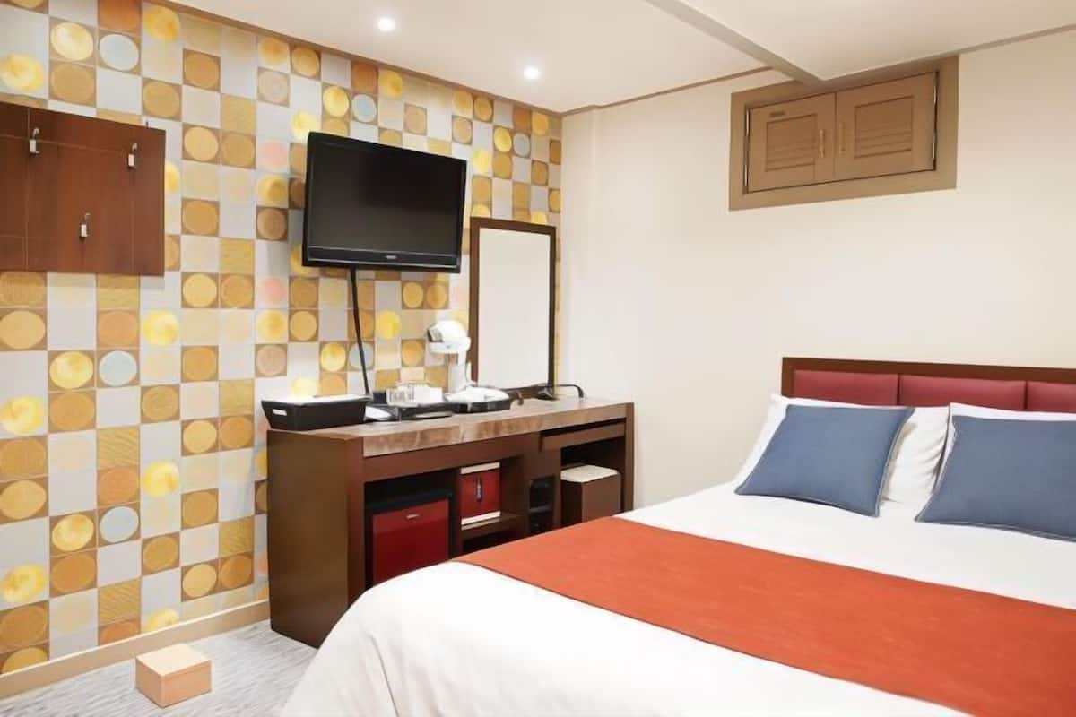 Soundproofing, free WiFi, bed sheets