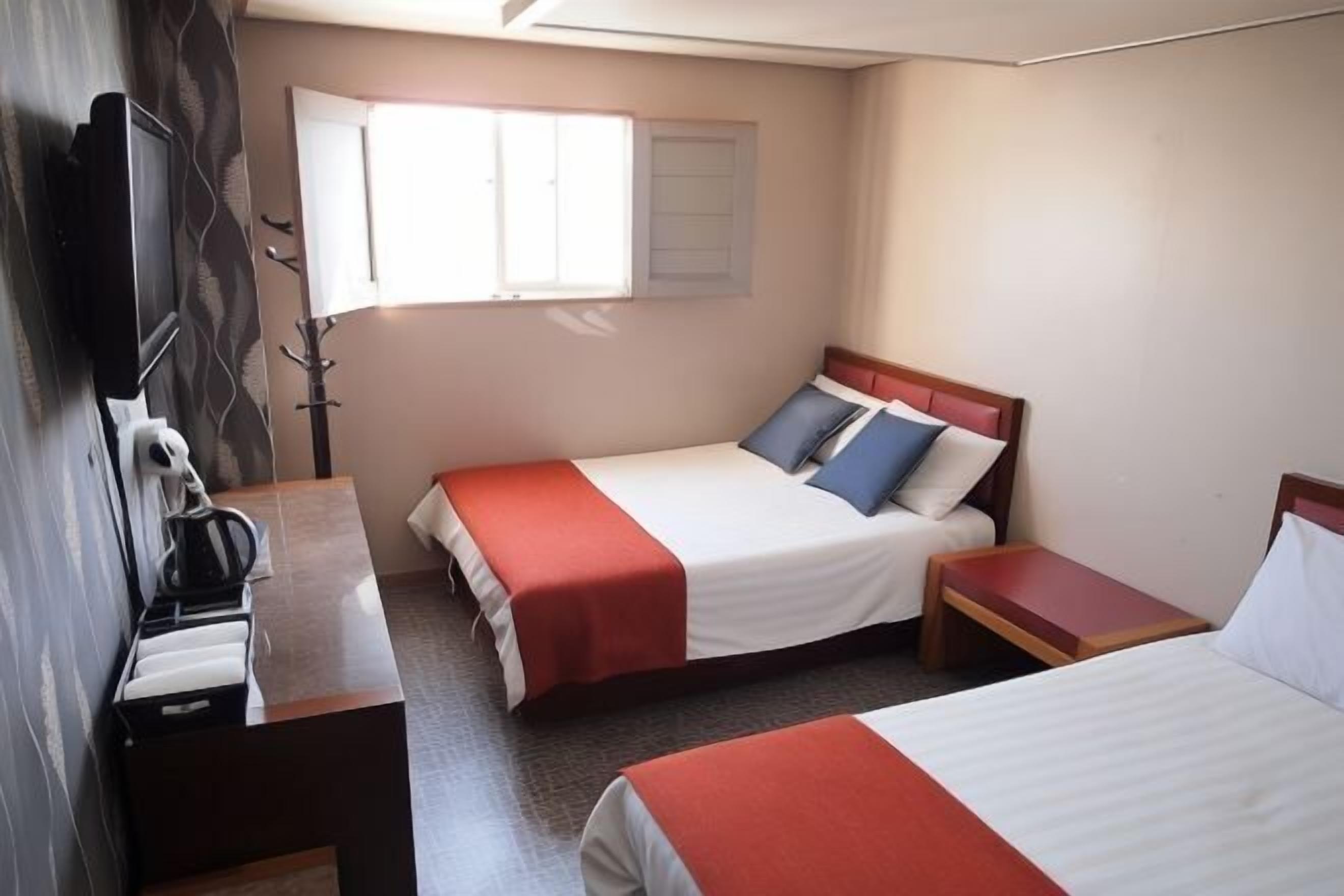 Soundproofing, free WiFi, bed sheets