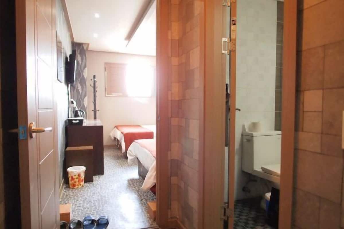 Soundproofing, free WiFi, bed sheets