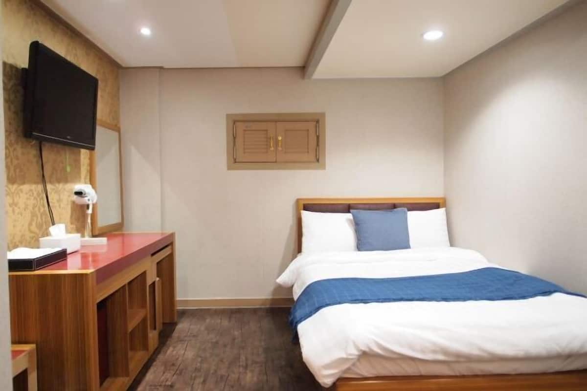 Soundproofing, free WiFi, bed sheets