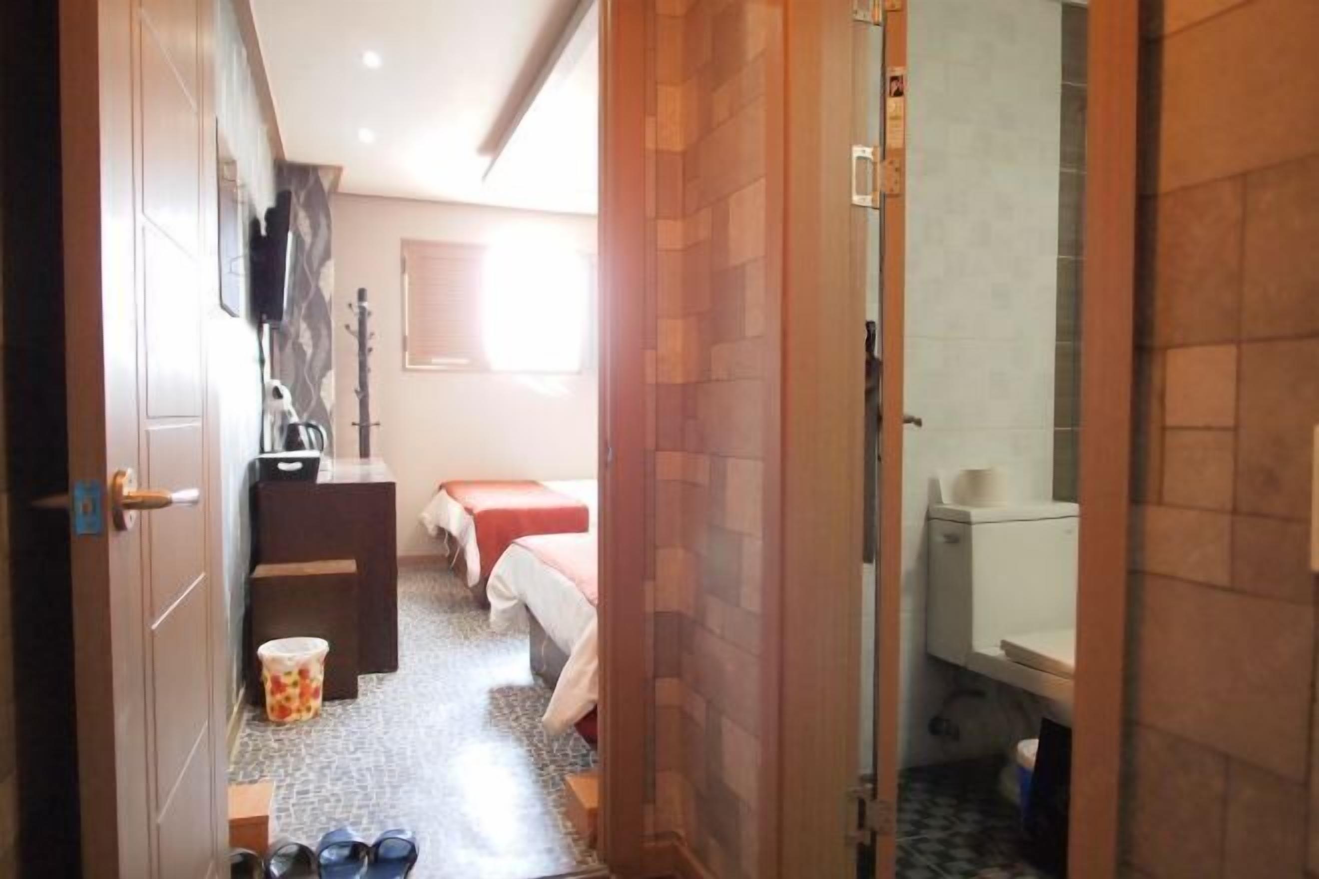 Soundproofing, free WiFi, bed sheets