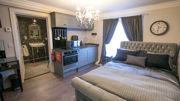 1 bedroom, in-room safe, iron/ironing board, free WiFi
