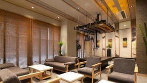 Un interior moderno con disposición de asientos, mesas y elementos decorativos.