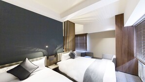 Una habitación de hotel moderna con dos camas, un ventanal con persianas, una pared de acento oscura y un panel de madera a la derecha.