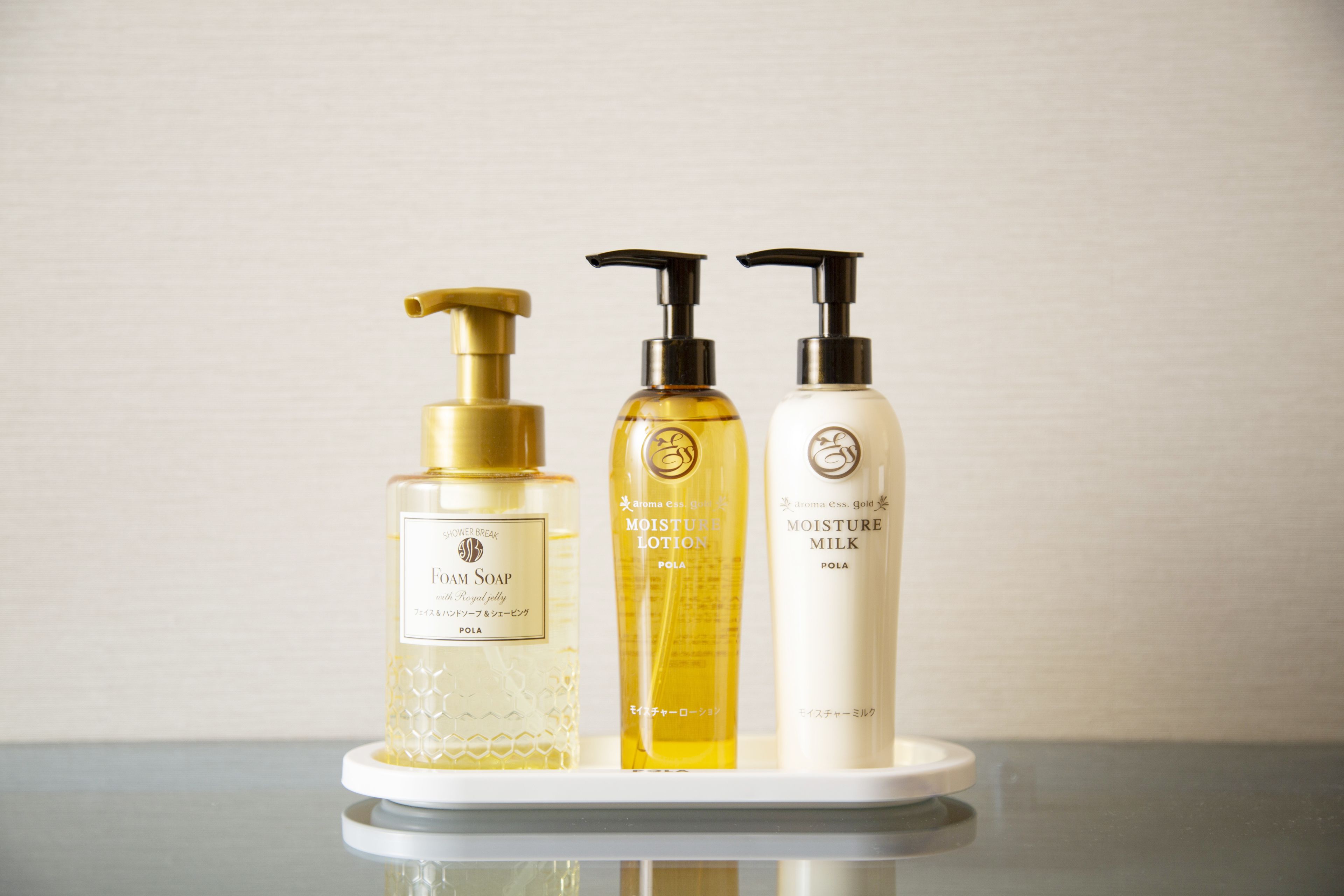 combined shower/bathtub, deep-soaking bathtub, free toiletries